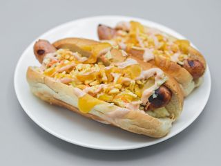 Perrito caliente con carne de pollo