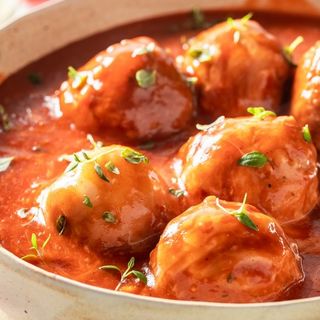 racion de albondiga con tomate