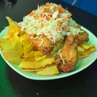 Alitas con tajadas