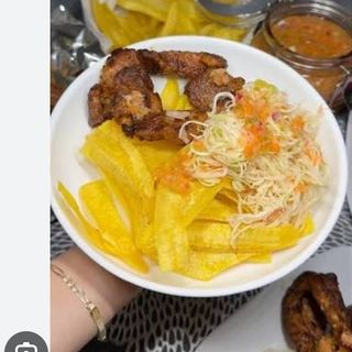 Tajada con carne y ensalada