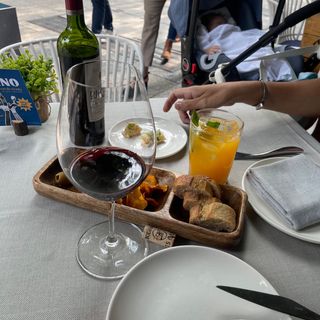 Bocadillo london ,pechuga de pollo , queso de cabra , mermelada de tomate