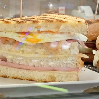 Sándwich Mixto, huevo frito y bacon