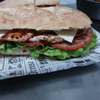Bocadillo vegetal de pollo