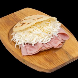 Arepa de Jamón y Queso
