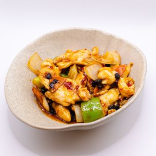 48. POLLO CON SALSA DE SOJA NEGRA