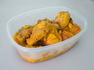 Pollo en salsa de almendras con patatas o ensalada mixta