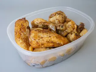 Pollo al ajillo con patatas o ensalada mixta
