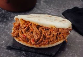 Arepa de carne desmechada de ternera y plátano (1 ud.)