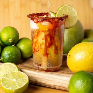 Michelada aliñada con tajín y chamoy (500 ml.)