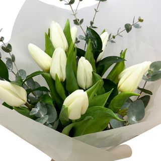 Ramo con 10 tulipanes blancos