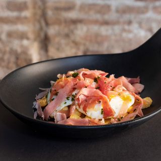 Huevos rotos con jamón