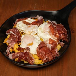 Huevos rotos con jamón