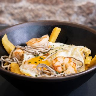 Huevos Con Gambas y Gulas