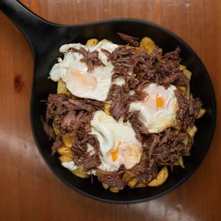 Huevos Rotos con Rabo de Toro