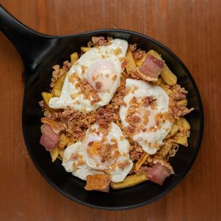 Huevos Rotos con Torreznos