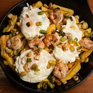 Huevos Rotos con Gambones y Ajetes