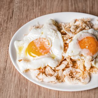 Huevos rotos con gambas cristal