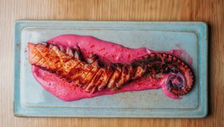 Pulpo asado con parmentier de pimentón