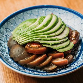 Kumato con aguacate