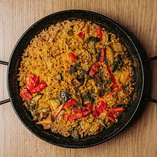 Paella de verduras de temporada