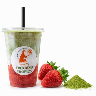 Iced fresa matcha latte