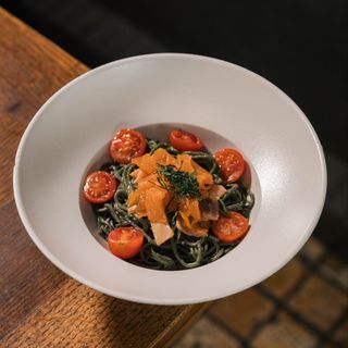 Spaghetti negro con salmón y menier