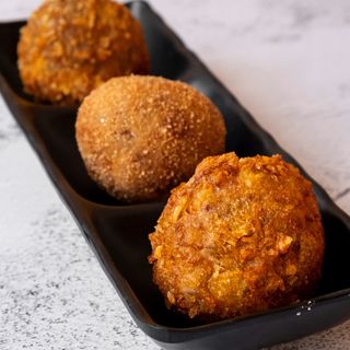 Croqueta de morcilla con cebolla caramelizada