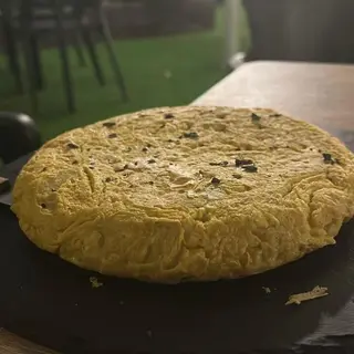Tortilla con chorizo y queso