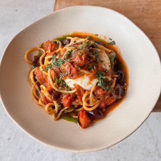 Spaghetti alla chitarra con burrata, sofrito de tomate cherry, olivas kalamata y alcaparras