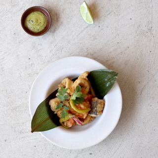 Fritura de pescado, calamar, gamba y salsa de Jalapeño