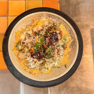 Nachos con carnitas de cerdo, guacamole, salsa de queso azul