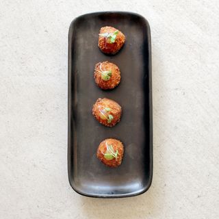 Croquetas de sobrasada, queso mahón, miel y confitura de manzana 4uds