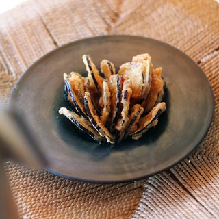 Chips de berenjenas mallorquinas en tempura con miel