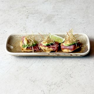 Tortitas con sashimi de atún, aguacate y mayonesa chipotle (3u)
