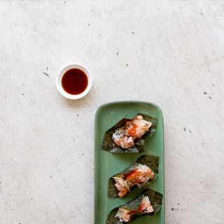 Taco japonés con spicy mayo, salmón y huevas de tobiko (3u)