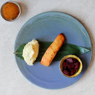 Salmón al miso con bouquet de vegetales de temporada