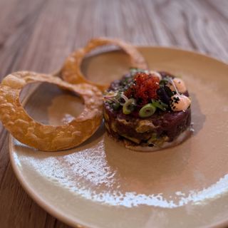 Tartar de atún bluefin con aguacate, ajo blanco de coco y almendras 