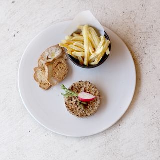 Steak tartar con rabanos, piparra, chalota y trufa fresca mallorquina