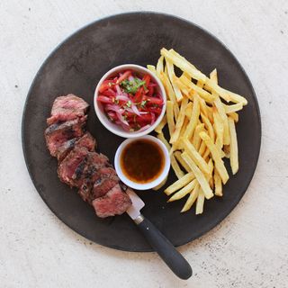 Tataki de ternera madurada 60 dias, con patatas fritas y salsa huancaina.