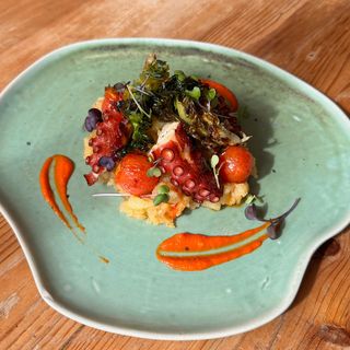 Pulpo a la parrilla, patata rota, cogollo de tudela asada y salsa piquillo