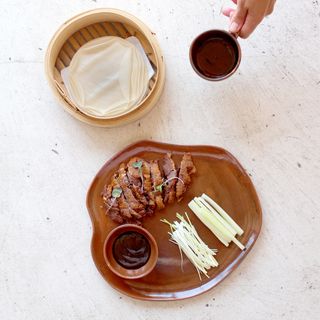 Pato crujiente al estilo Pekín con obleas, crudités de verduras y salsa hoisin