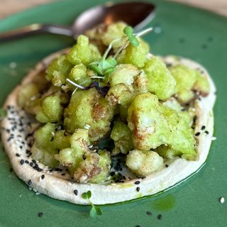Coliflor crujiente con cremoso de miso y anacardos (V)
