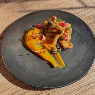 Muslo de pollo de corral deshuesado a la parrilla con parmentier de boniato y salvia