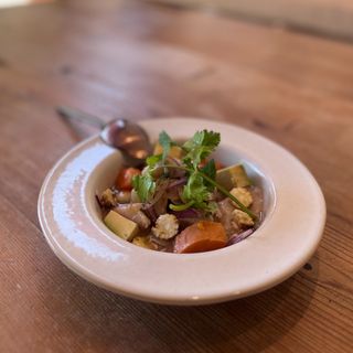 Ceviche de corvina con puré de boniato, crujiente de maíz y aguacate