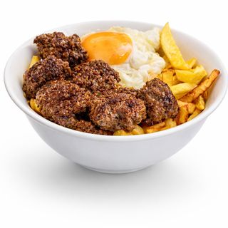 Huevos rotos con patatas y keftá (ración)