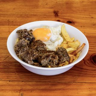 Huevos rotos con patatas y keftá (ración)