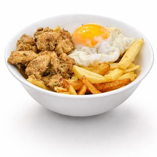Huevos rotos con patatas y pinchitos de pollo (ración)