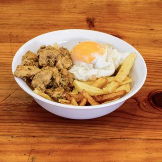Huevos rotos con patatas y pinchitos de pollo (ración)
