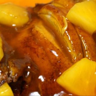 Pato con salsa de piña