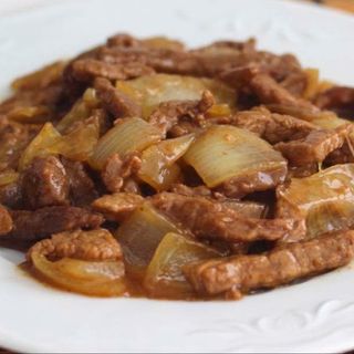 Ternera con cebolla